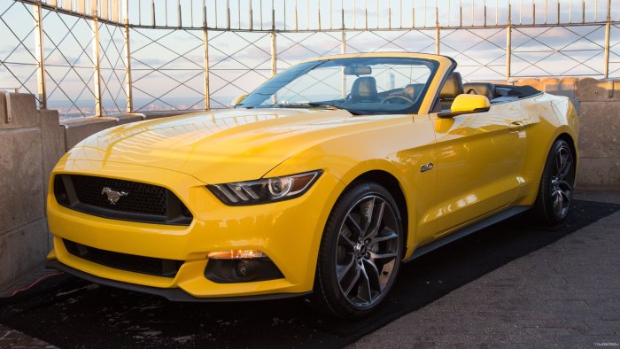 Ford Mustang желтый