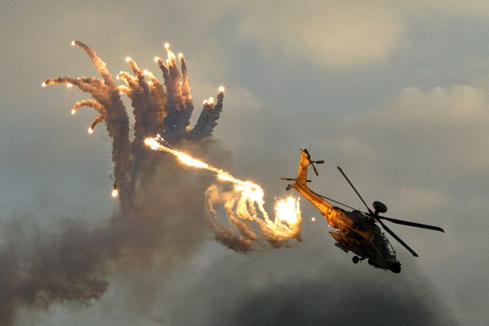 Ми-28 вертолёт стреляет