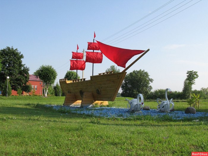 Фигура корабля в парке