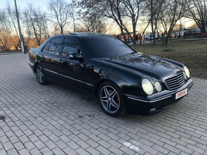 Мерседес 210 черный тонированный