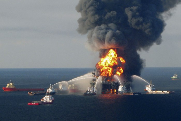 Взрыв нефтяной платформы Deepwater Horizon - 20 апреля 2010 года