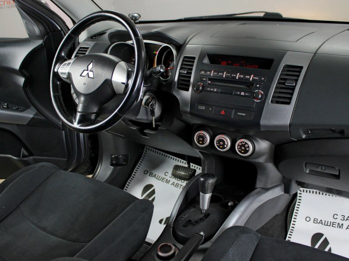 Mitsubishi Outlander XL 2010 салон