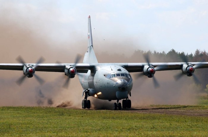 АН-12 военно-транспортный самолёт