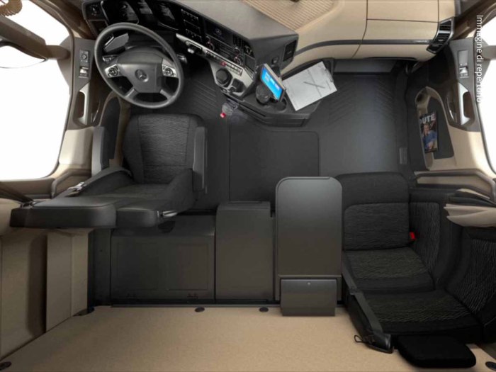 Mercedes Actros 2021 салон