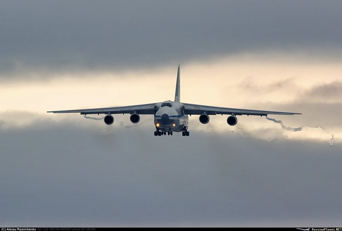АН-124 Руслан ночью