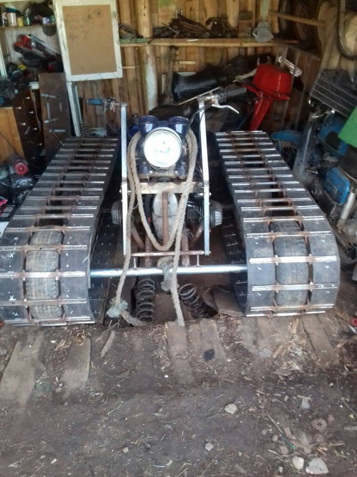 Мотоцикл Урал на гусянках