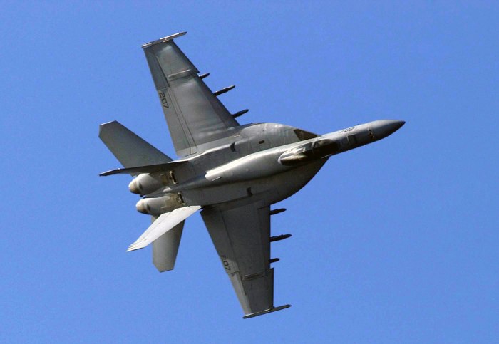F 18 истребитель