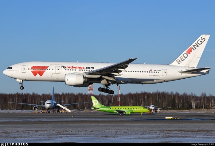 Боинг 772 ред Вингс