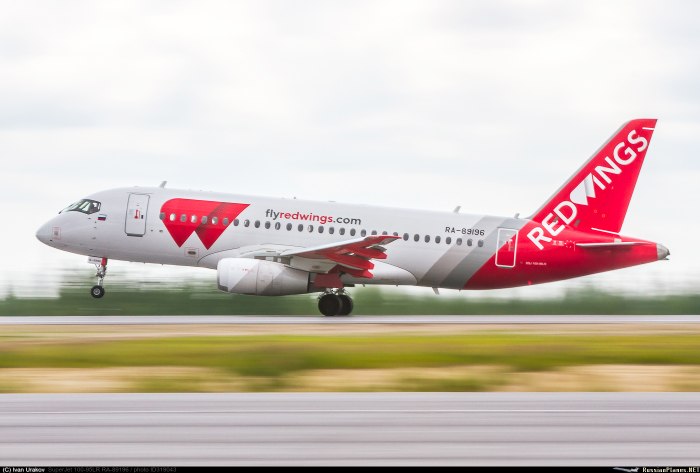 B772 самолет Red Wings