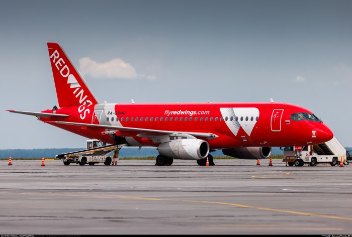 B772 самолет Red Wings