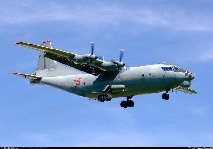 АН-12 военно-транспортный самолёт