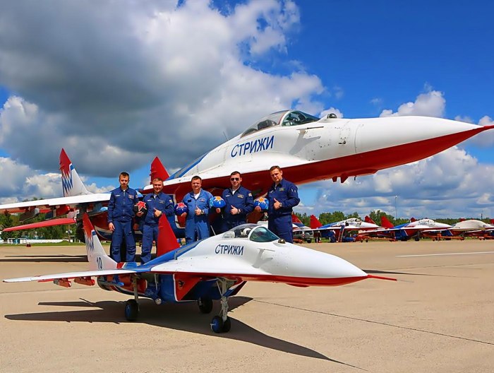 Авиационная группа высшего пилотажа миг-29 "Стрижи"