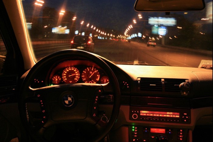 БМВ е38 ночью