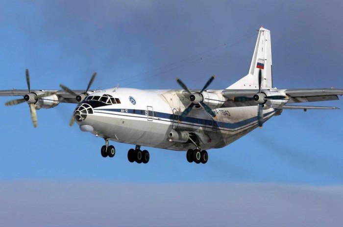 Военный транспортный самолет АН-12