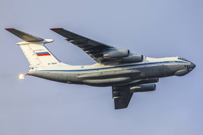 Военный самолет ил 76