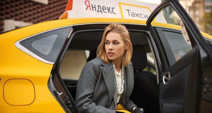 Красивая девушка в такси