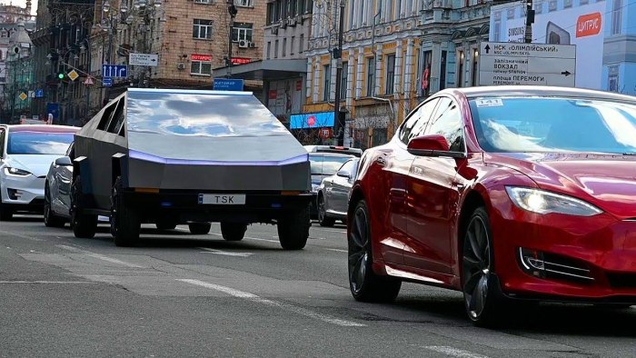 Тесла КИБЕРТРАК на улице