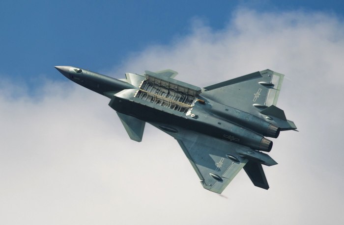 Китайский истребитель пятого поколения j-20