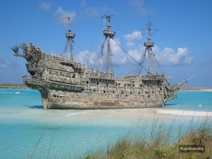 Корабль в море