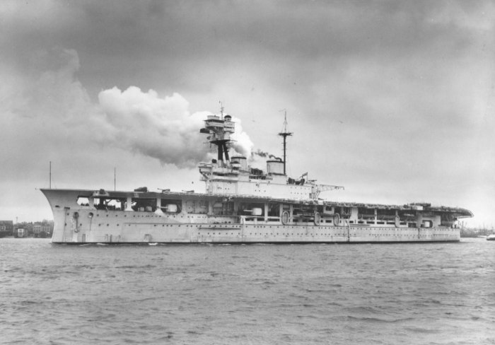 Авианосец HMS Eagle