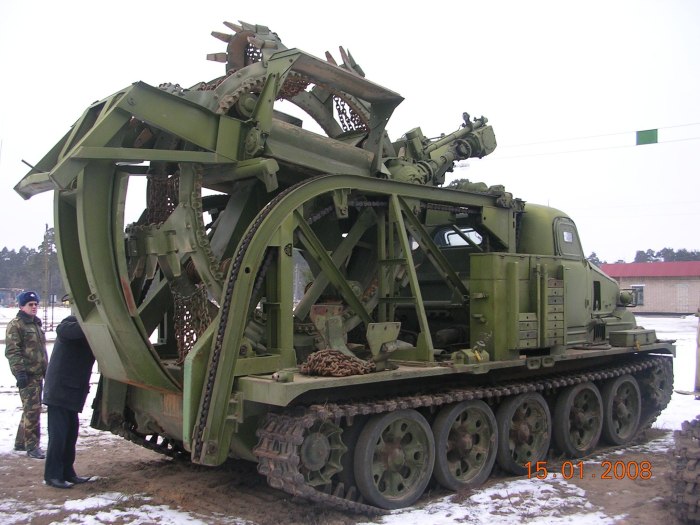 Быстроходная траншейная машина БТМ-4м