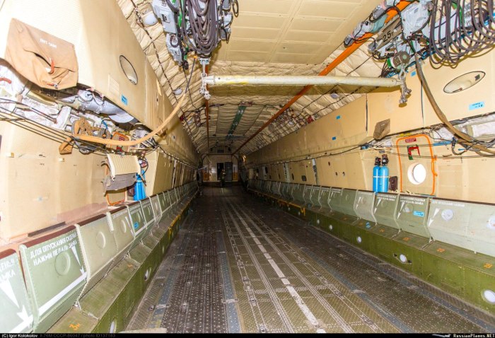 Ил-76 грузовой отсек
