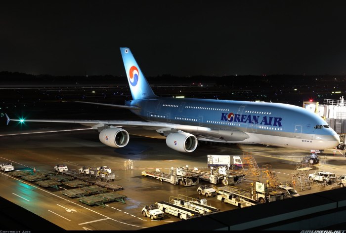 Airbus 380 ночью