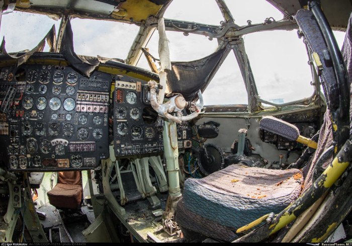 АН-10 кабина пилотов