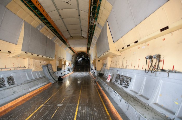 Ил-76 грузовой отсек