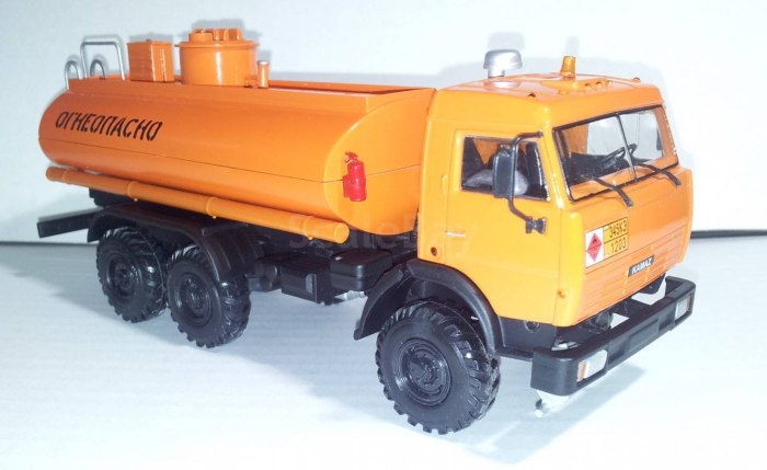 КАМАЗ 4310 1:43 топливозаправщик