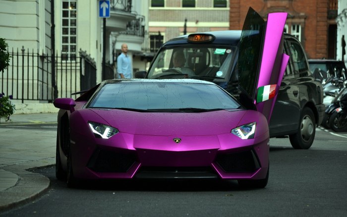 Lamborghini Aventador пурпурный