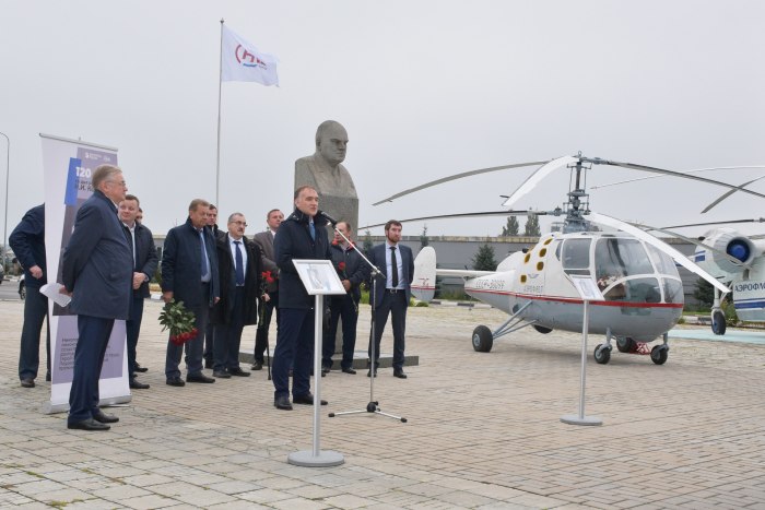 Памятник вертолет в Люберцах