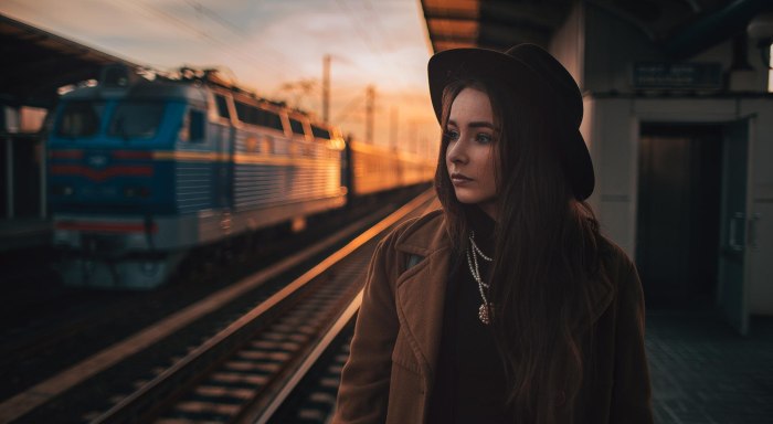 Девушка на перроне