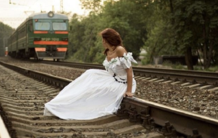Девушка на железной дороге