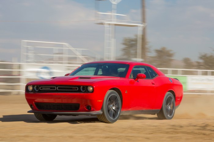 Мустанг dodge Challenger