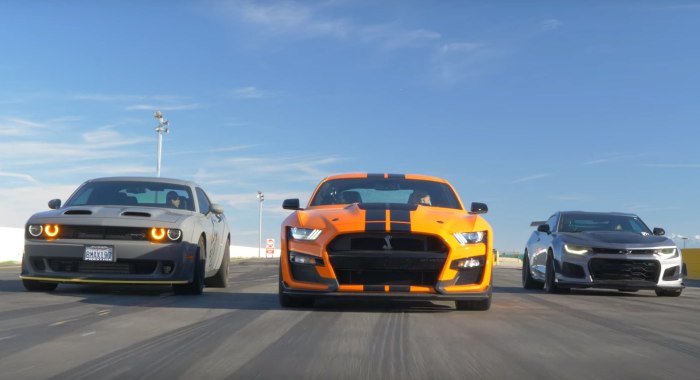 Chevrolet Camaro vs Ford Mustang