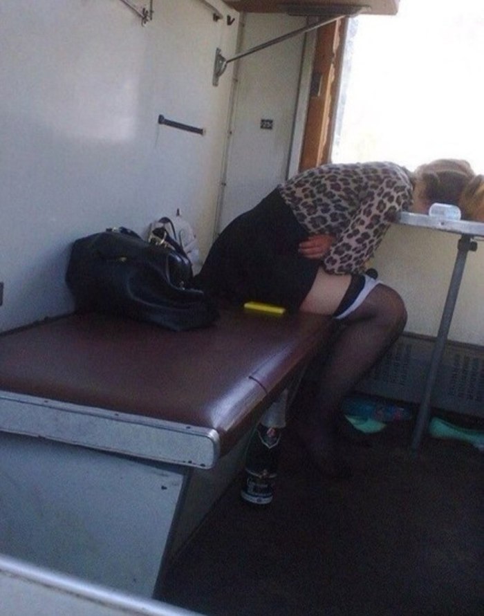 Девушка в вагоне поезда