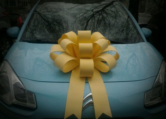 Автомобиль с бантом