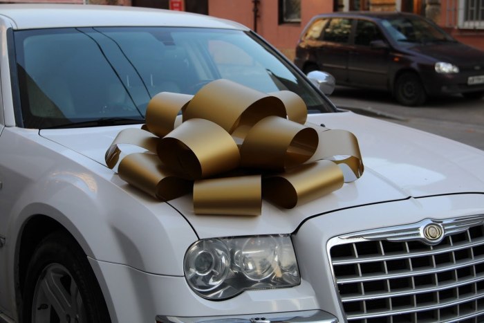 Автомобиль с бантом