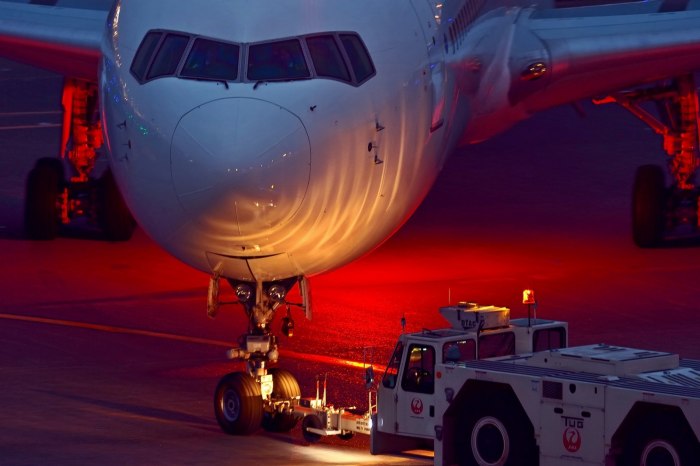 Самолет Боинг 777 ночь