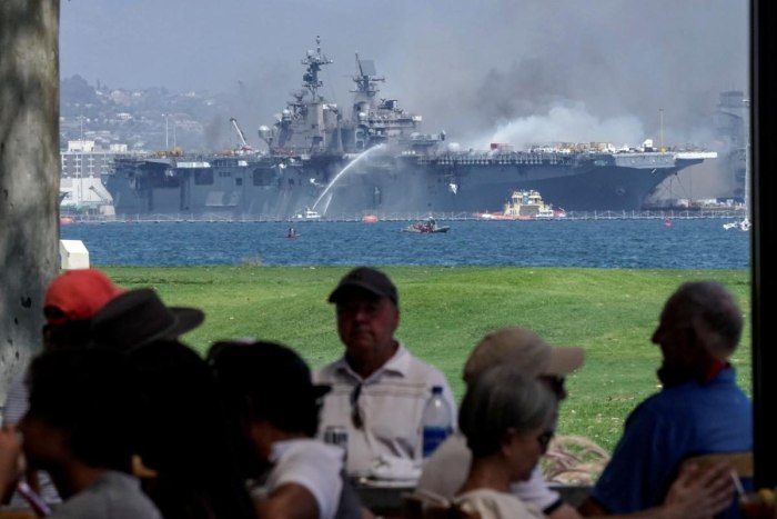 Пожар на корабле ВМС США В Сан Диего