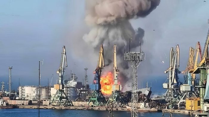 БДК Саратов в порту Бердянска