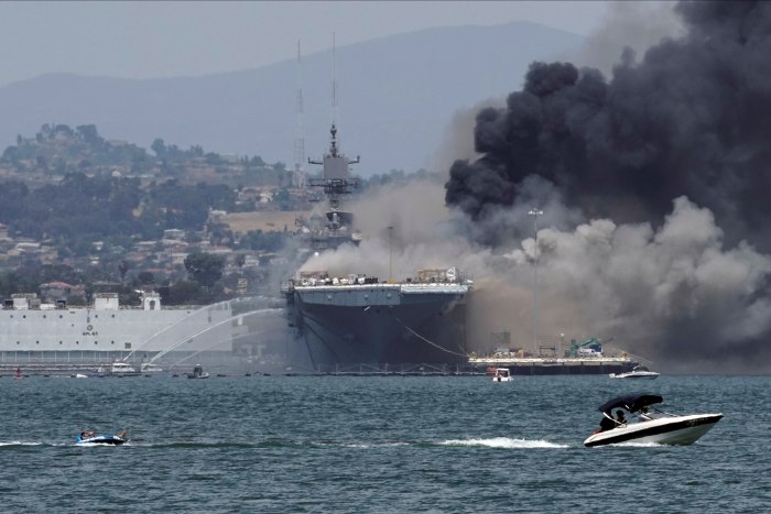 Пожар на корабле ВМС США В Сан Диего