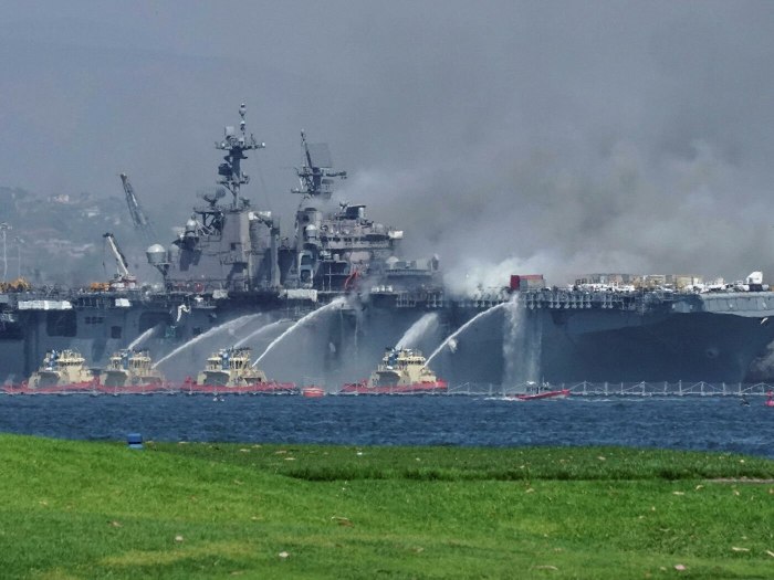 Пожар на корабле ВМС США В Сан Диего