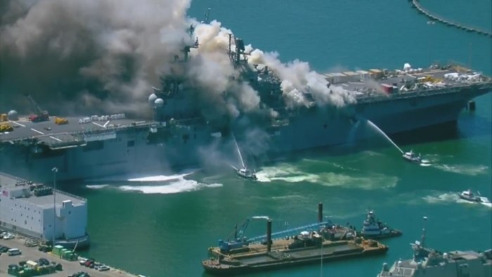 На базе ВМС США горит большой десантный корабль