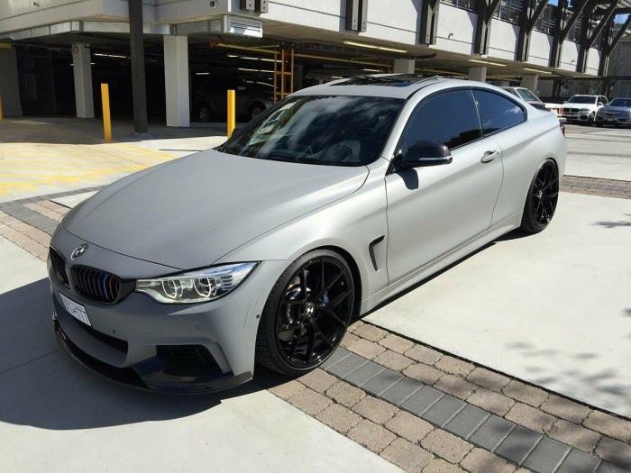 Серая БМВ f30