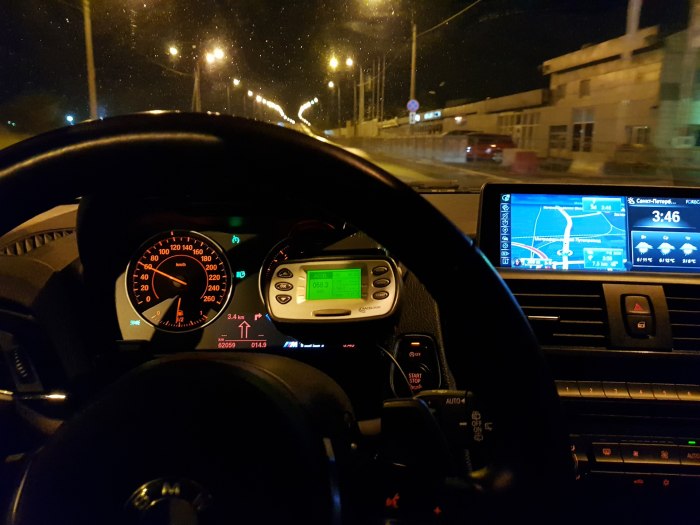 Машина внутри ночью