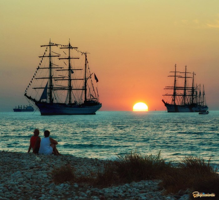 Красивый корабль в море