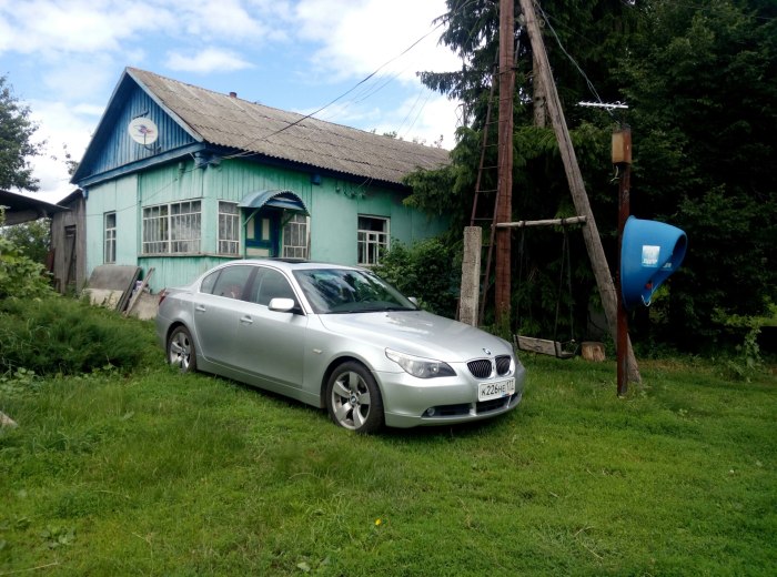БМВ м5 в деревне в деревне