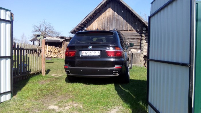 BMW x5 во дворе